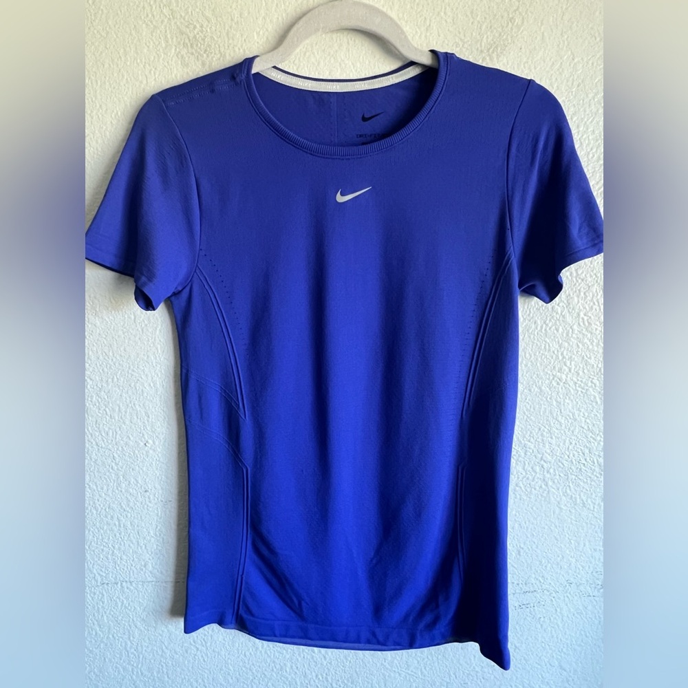 Nike Women's Dri-fit Adv
Short-sleeve Aura Top
Radiant Blue Size M